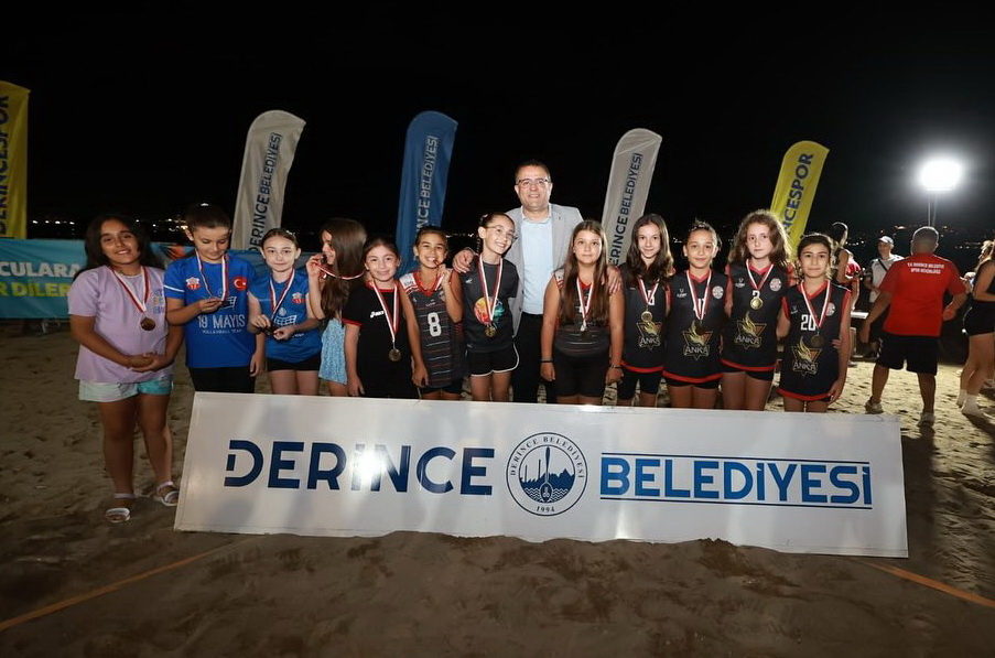 Harikalar Sahilinde Voleybol leni