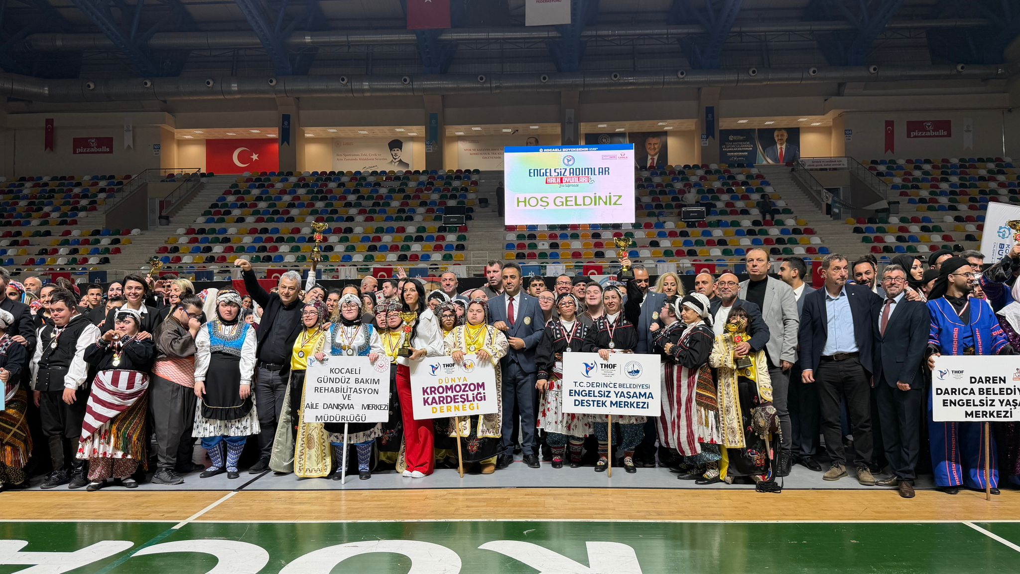 EYDEM Halk Oyunlar� Ekibi B�y�k Be�eni Toplad�