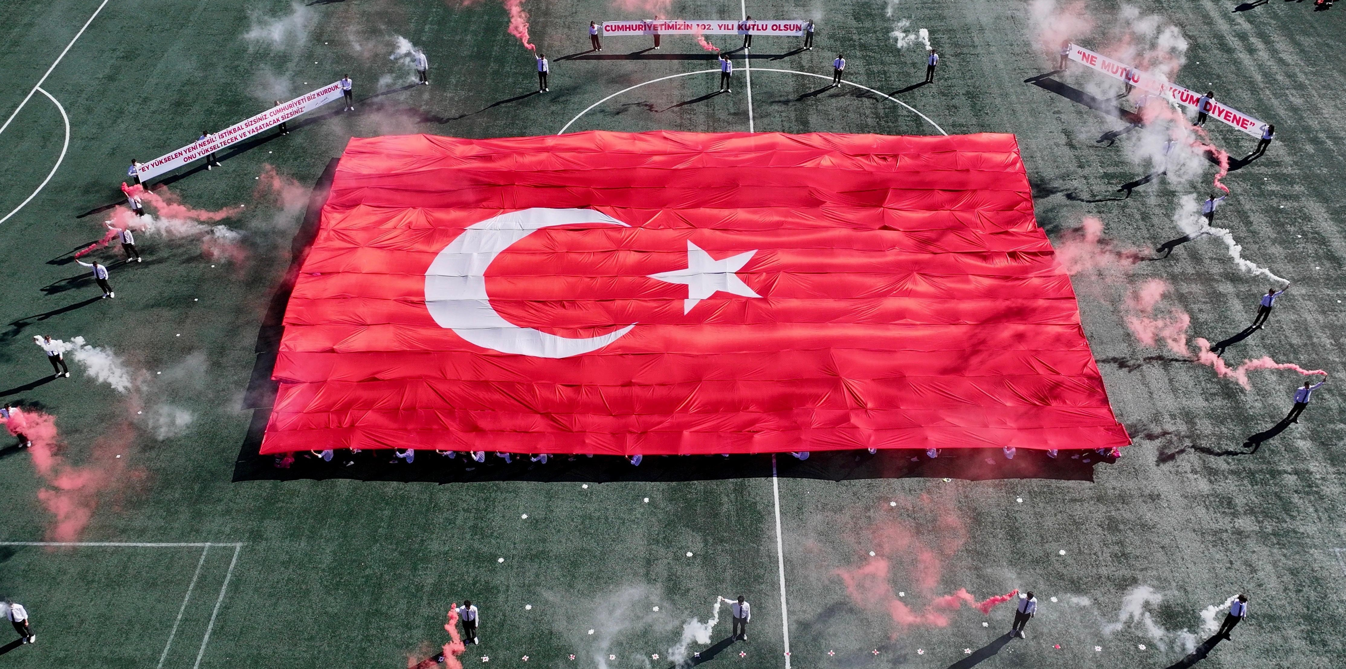 Cumhuriyet Sevgisi Derinceyi Sard