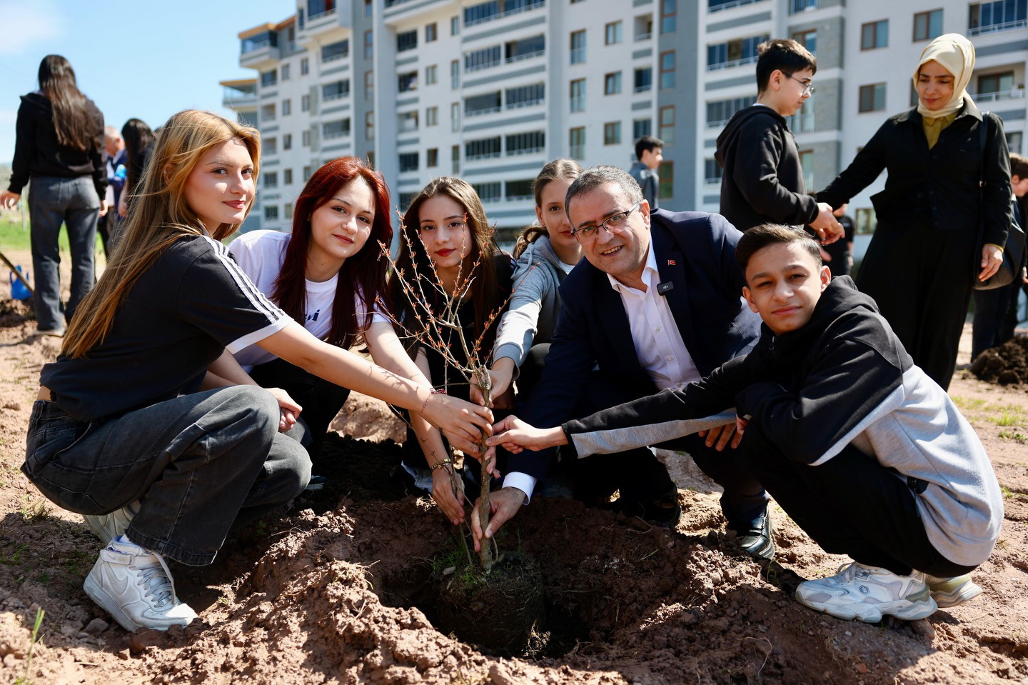 Derince�de Fidanlar Toprakla Bulu�tu